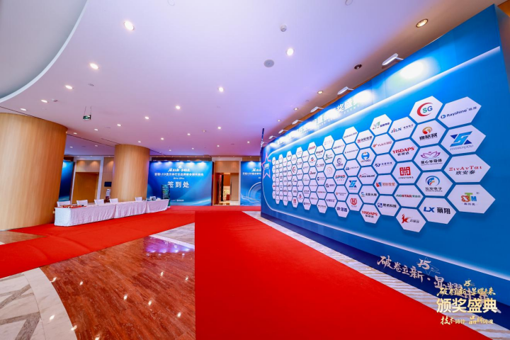 技术破界・荣誉加冕，小鸟科技再添两项行业大奖！